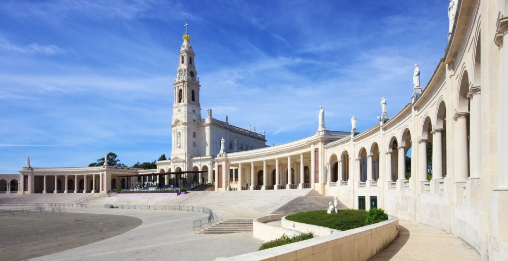 Day Trip to Fátima, Óbidos, and Nazaré